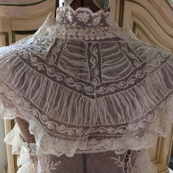 ANTIQUE TROUSSEAU BRIDAL LACE FICHU IN MINT CONDITION! - Picture 3 of 12